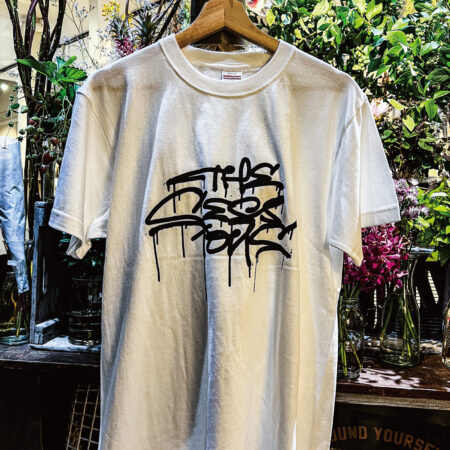 AND THROUGH DESIGN×THE SESSIONS “TAGGING” TEE / White